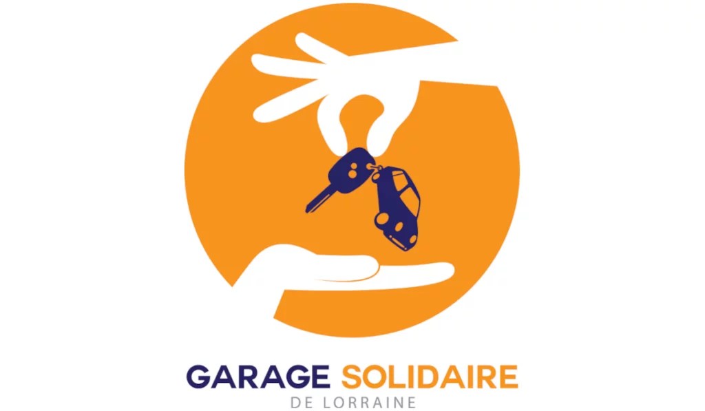 Logo du Garage Solidaire de Lorraine représentant une main tenant des clés de voiture avec un fond orange.