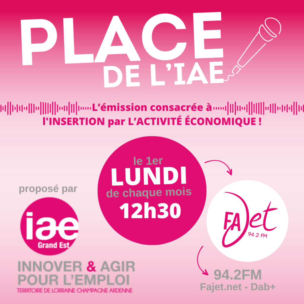 Affiche de l'émission 'PLACE DE L'IAE' avec un microphone, mentionnant l'insertion par l'activité économique, diffusée le premier lundi de chaque mois à 12h30 sur FAJet 94.2 FM.