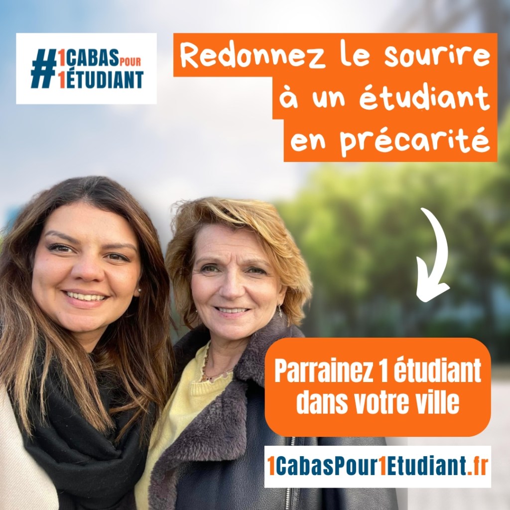 Deux femmes souriantes posent ensemble pour promouvoir l'initiative "1 cabas pour 1 étudiant" en soutien aux étudiants en précarité. En arrière-plan, un cadre lumineux de la ville.