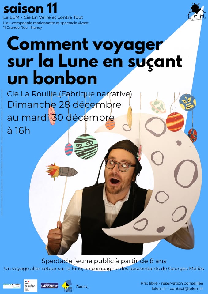 Affiche du spectacle 'Comment voyager sur la lune en suçant un bonbon' avec un homme vêtu de noir tenant une fusée en papier et se tenant à côté d'un croissant de lune, sur un fond bleu.