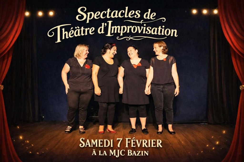 Quatre femmes sur scène lors d'un spectacle de théâtre d'improvisation, affichant des sourires et se tenant par la main, avec une ambiance festive, lumière douce et décor de rideaux rouges.