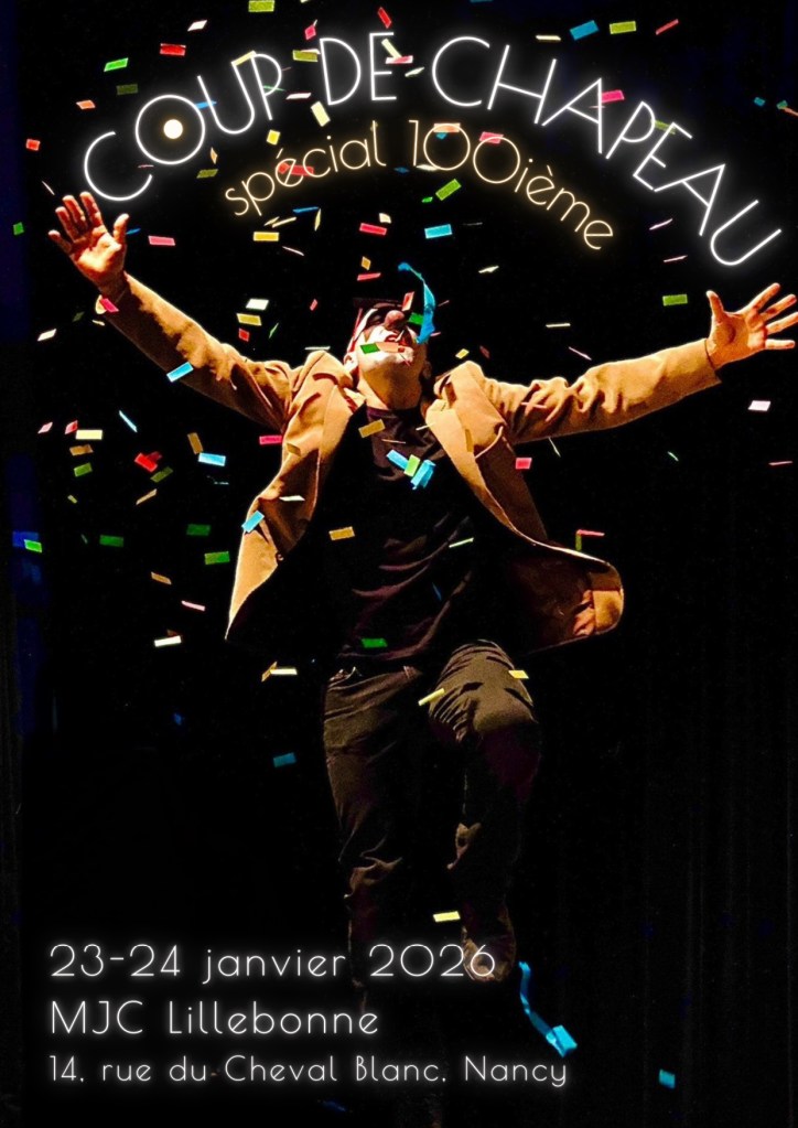 Un artiste en scène au milieu de confettis, célébrant l'événement 'COURT-DE-CHAPEAU, spécial 100ième', avec des informations sur les dates et le lieu en bas de l'image.