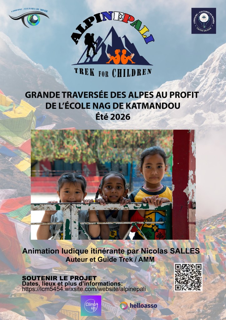 Affiche de l'événement 'Alpinepali : Trek for Children', mettant en avant une grande traversée des Alpes pour soutenir l'école Nag de Katmandou, été 2026. Trois enfants souriants en premier plan, avec des drapeaux de prière en arrière-plan.