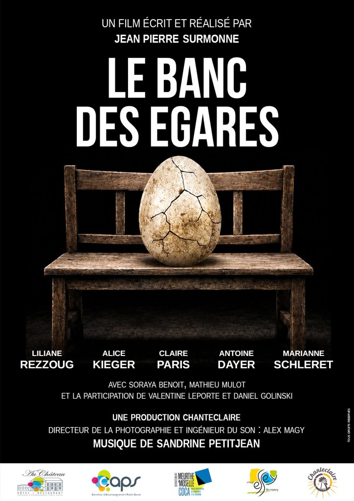 Affiche du film 'Le Banc des Égarés', réalisé par Jean Pierre Surmonne, montrant un œuf sur une table en bois. Les noms des acteurs et de l'équipe de production sont listés en bas.
