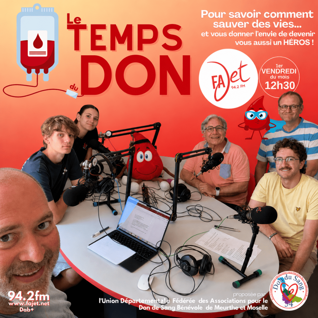 Un groupe de cinq personnes assises autour d'une table de radio, discutant du don de sang. Des microphones sont présents, ainsi qu'une peluche représentant une goutte de sang. Un panneau avec le texte 'Le Temps du Don' et des informations sur l'émission est affiché en arrière-plan.