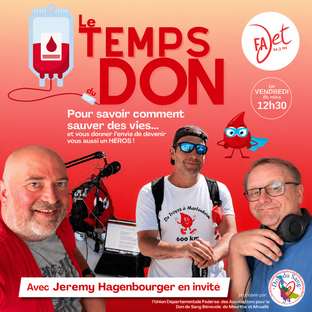 Deux hommes souriants posent devant un microphone et un ordinateur, promouvant un événement de don de sang intitulé 'Le Temps du Don'.